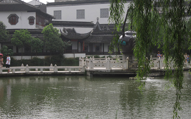 蘇州園林一角——湖邊的垂柳遮住了天下第一壺，猶抱琵琶，清新雅致，惟妙惟肖。