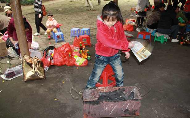 梧桐雨小妹妹在生火，姿勢(shì)可標(biāo)準(zhǔn)了！