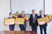 吳小龍董事長為最佳團(tuán)隊頒獎